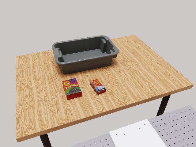 butter_raisin_box_grey_bin scene